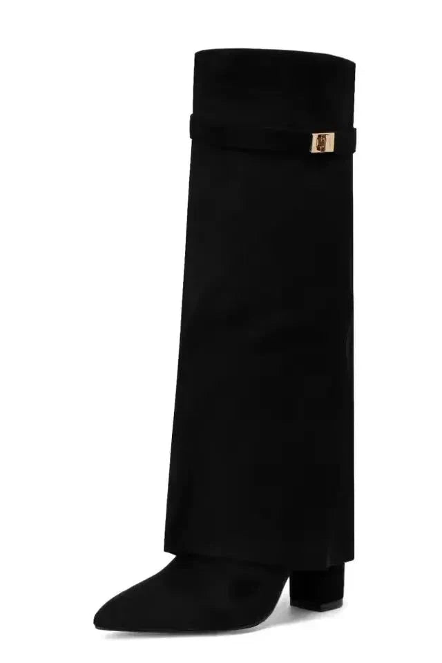 Eleganter schwarzer Overknee-Stiefel aus hochwertigem Material mit dezentem goldfarbenem Logo-Detail am Schaft“. Velora Lux