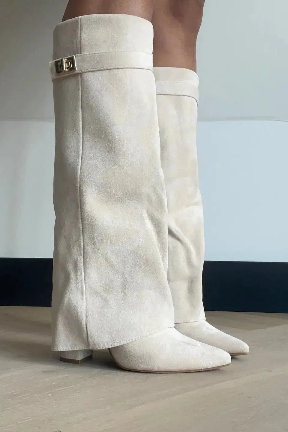 Stylischer Overknee-Stiefel in hellem Beige mit weiter Passform am Bein für einen modernen Layering-Look“. Velora Lux
