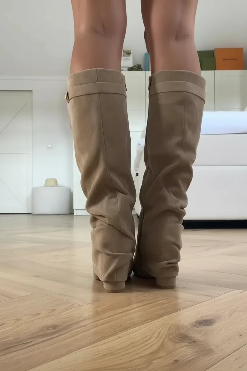 Hochwertige Overknee-Stiefel in Taupe mit spitzer Zehenpartie und weitem Schaft für einen modischen Faltenwurf.“ velora lux