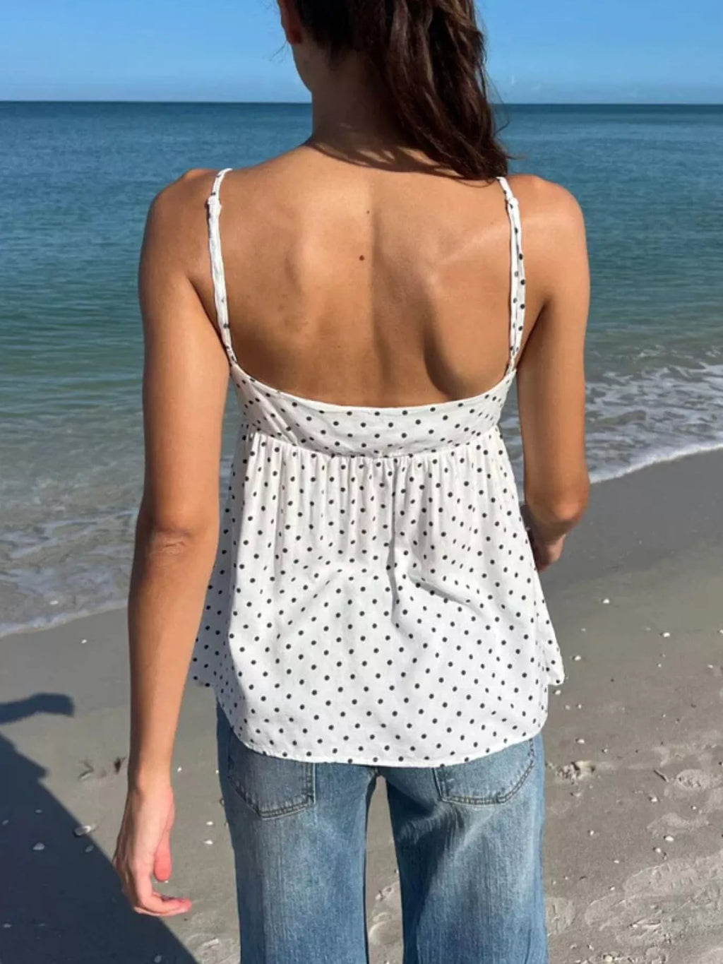 Rückansicht des weißen Sommertops, schlichtes Design von Velora Lux.