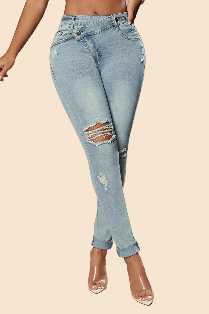 Hellblaue Skinny-Jeans mit Rissen im Distressed-Look und umgeschlagenem Saum.