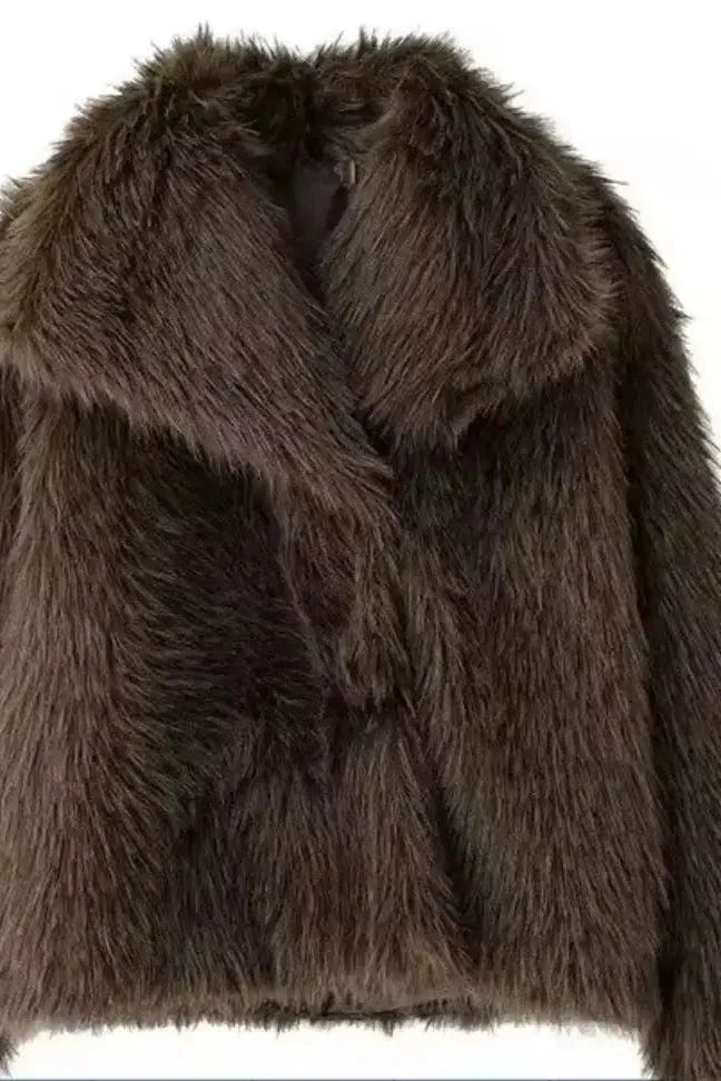 Velora Lux – Hochwertiger Fake-Fur jacke kurz geschnitten in Dunkelbraun, voluminöses und wärmendes Design für einen exklusiven Look. 

