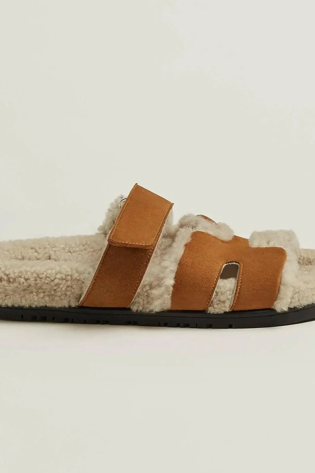 Braune Leder-Sandalen für Damen mit weichem hellen Lammfell-Futter und markantem Riemen-Design.“ velora lux