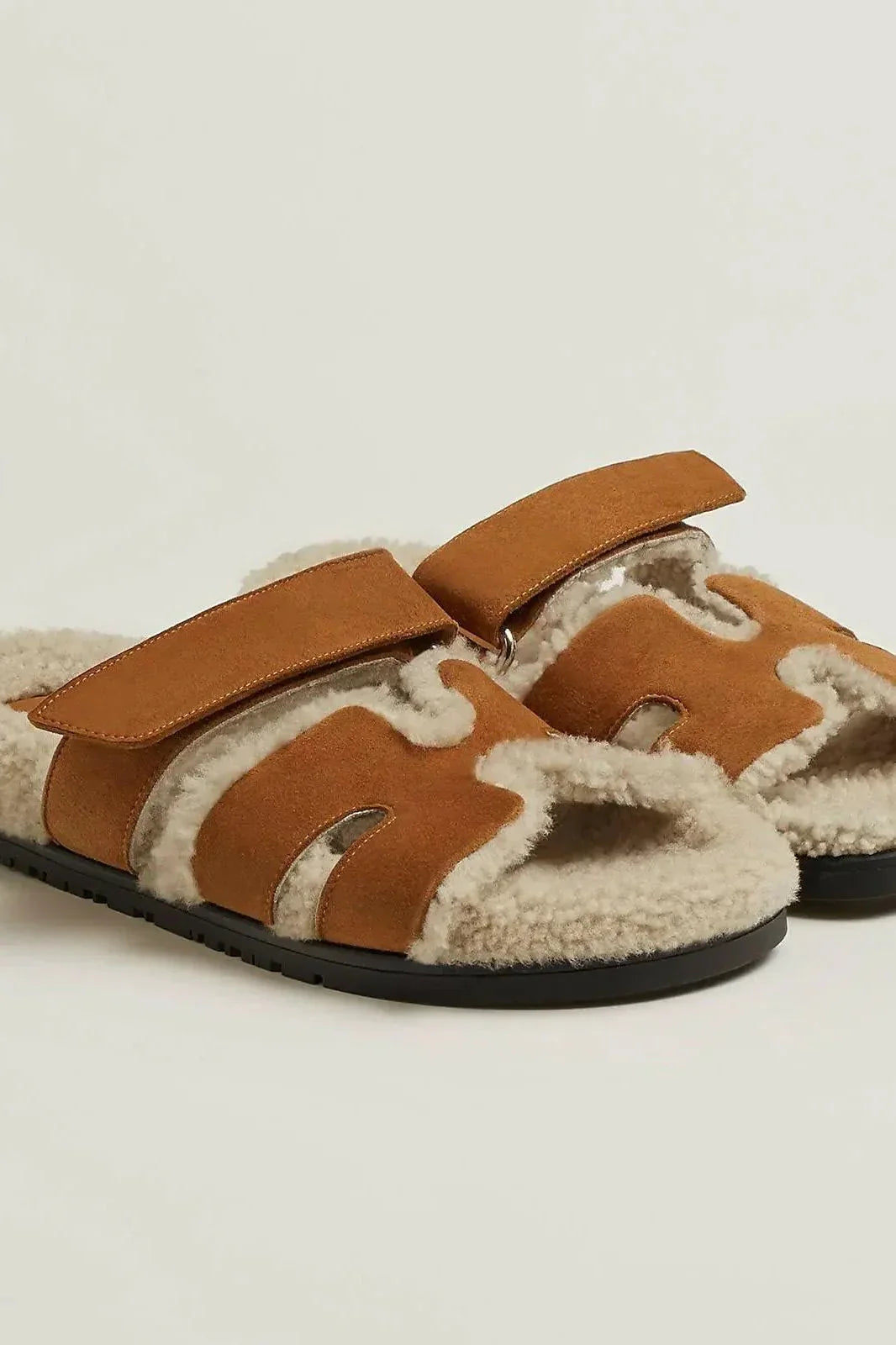 Braune Leder-Sandalen für Damen mit weichem hellen Lammfell-Futter und markantem Riemen-Design.“ velora Lux