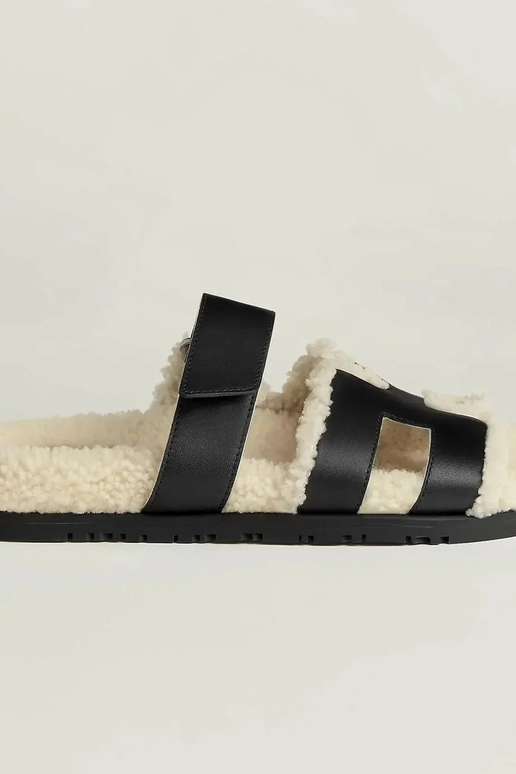 Luxus-Sandalen mit kontrastierendem weißem Sherpa-Futter für maximalen Komfort und Stil.“ Velora Lux