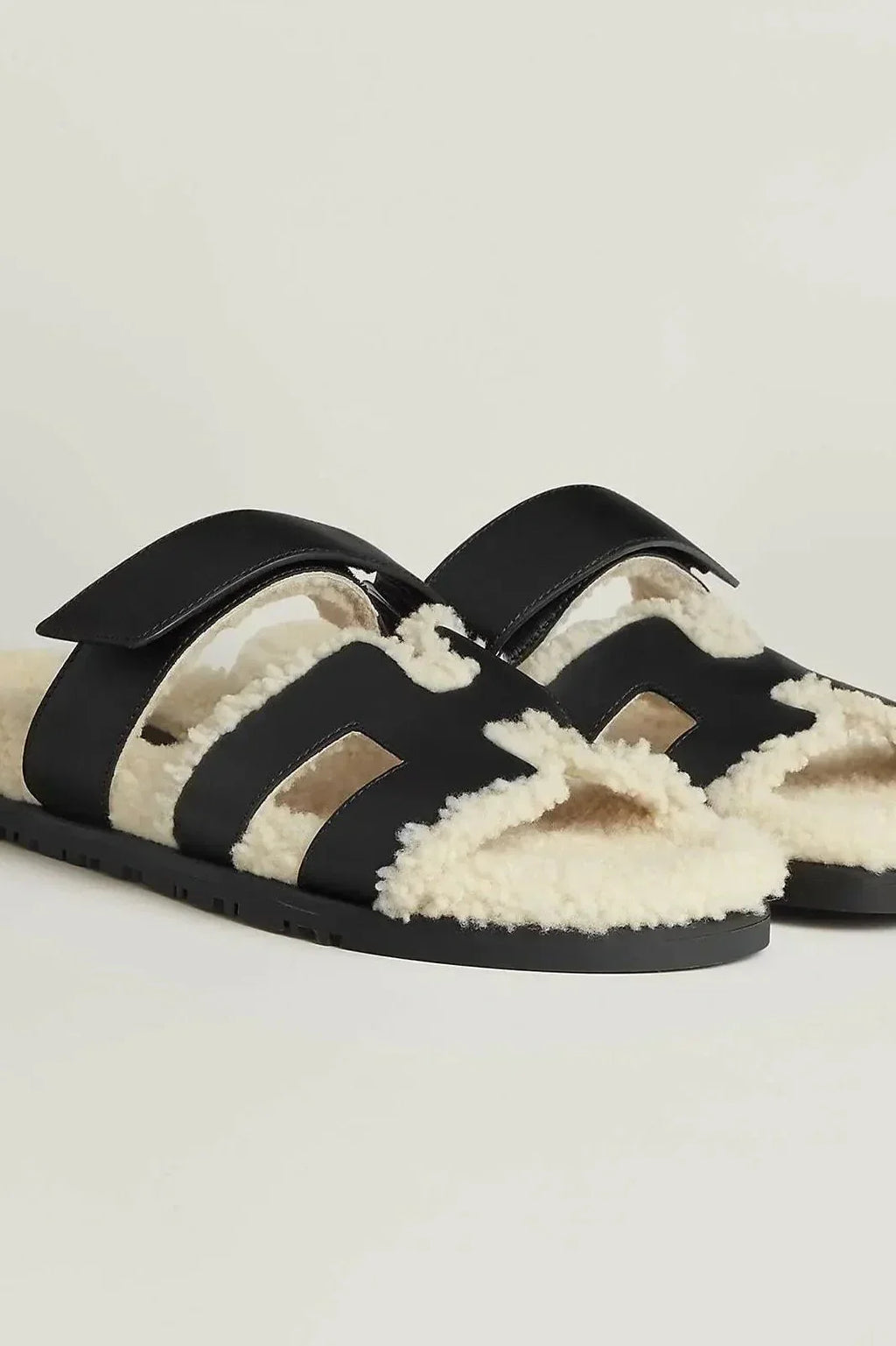 Luxus-Sandalen mit kontrastierendem weißem Sherpa-Futter für maximalen Komfort und Stil.“ velora Lux