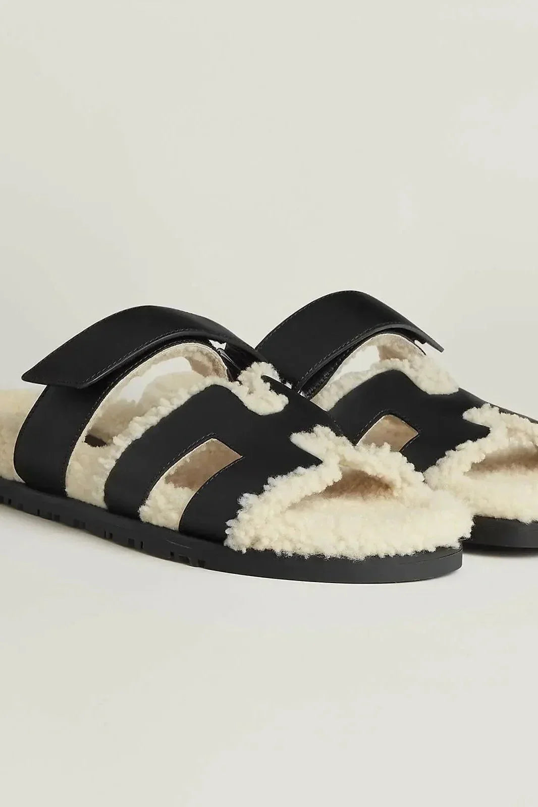 Luxus-Sandalen mit kontrastierendem weißem Sherpa-Futter für maximalen Komfort und Stil.“ velora Lux