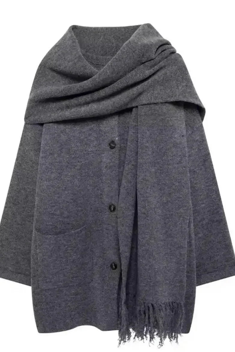 Luxuriöser grauer Wollmantel mit Schal-Ausschnitt, großen Taschen und dunklen Knöpfen." Velora Lux