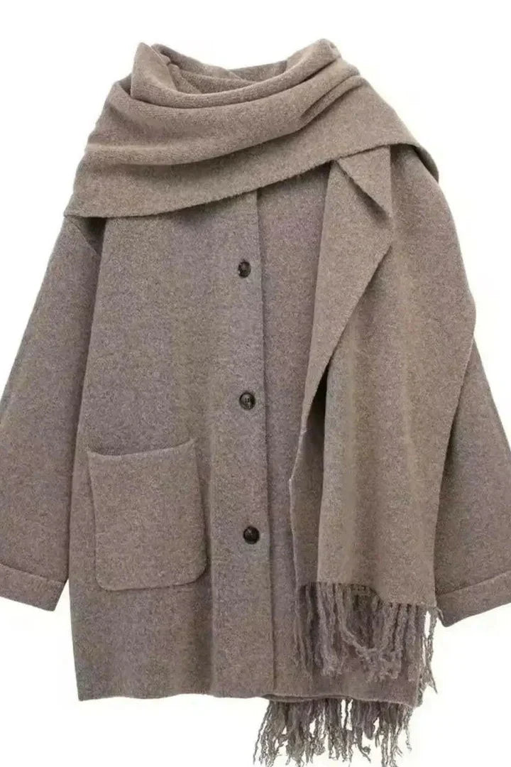 Eleganter beiger Velora lux Wollmantel für Damen im Quiet Luxury Style mit passendem Schal und Knopfleiste. 