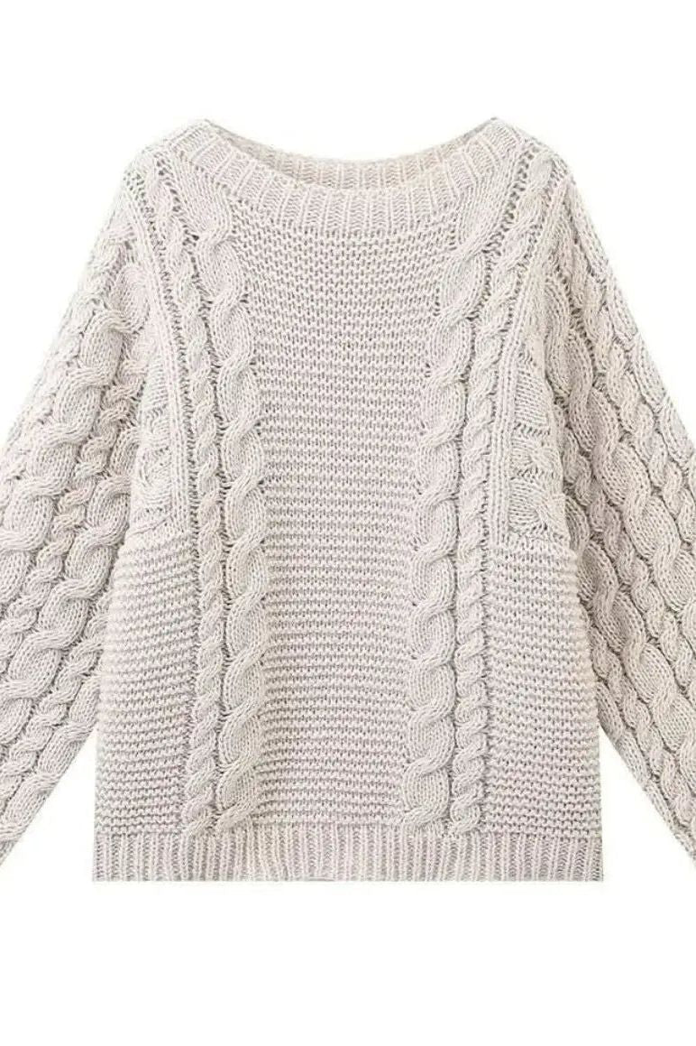 Velora Lux – Hellcremefarbener Oversize-Strickpullover, hochwertiger Zopfstrick für Damen, ideal für stylische Winter-Outfits. 

