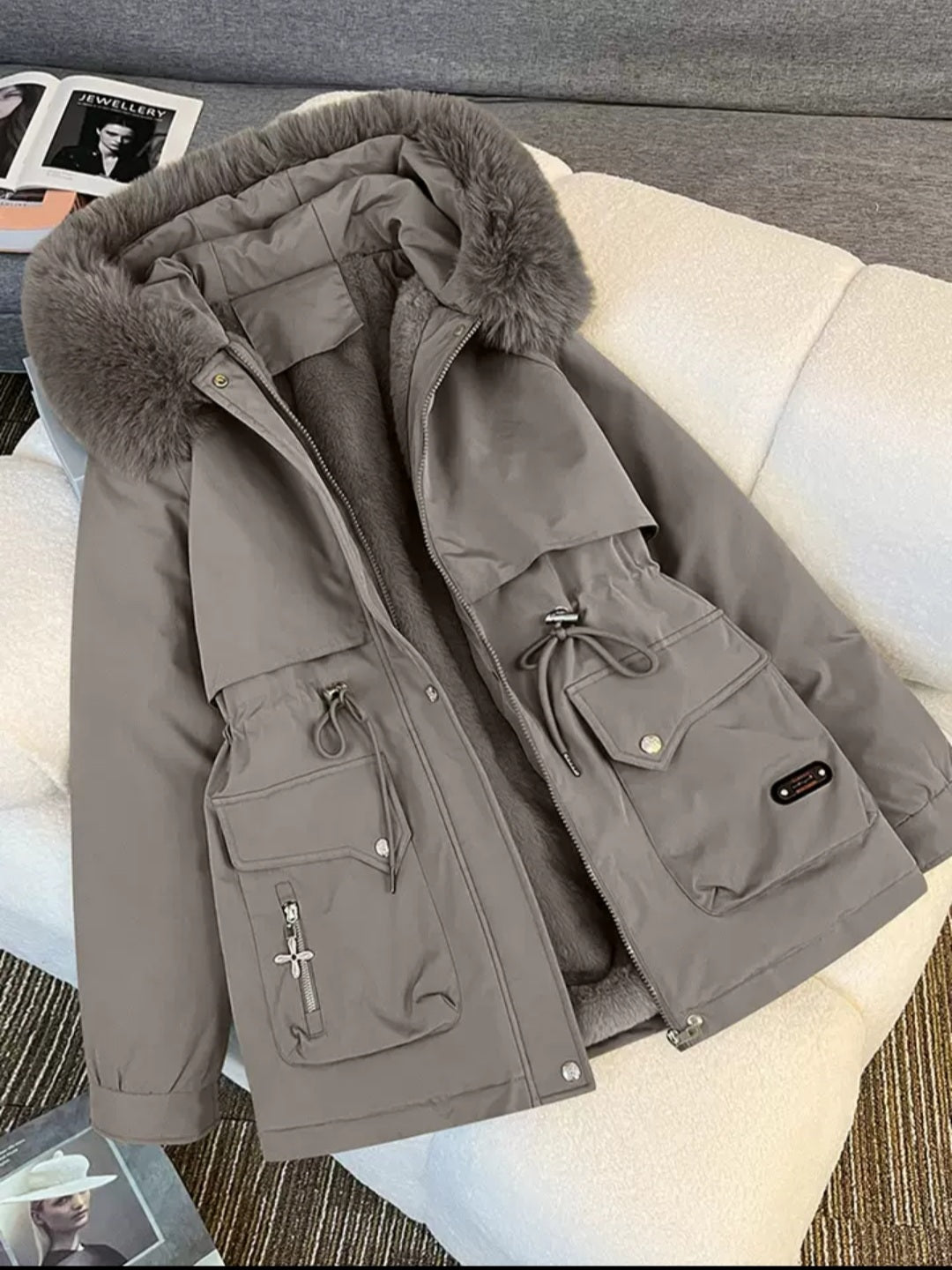 Warmer Damen Parker in Grau-Taupe – Winterjacke mit weichem Innenfutter und verstellbarer Taille für perfekte Passform – Velora Lux 