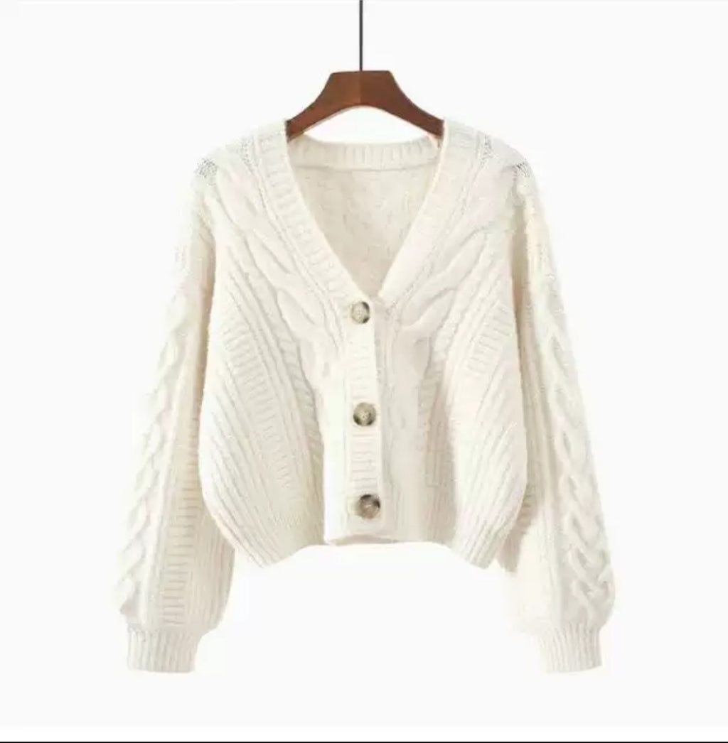Weisser Cardigan kurz geschnitten – Bequeme Strickjacke mit weiten Ärmeln und hochwertigen Knöpfen – Velora Lux