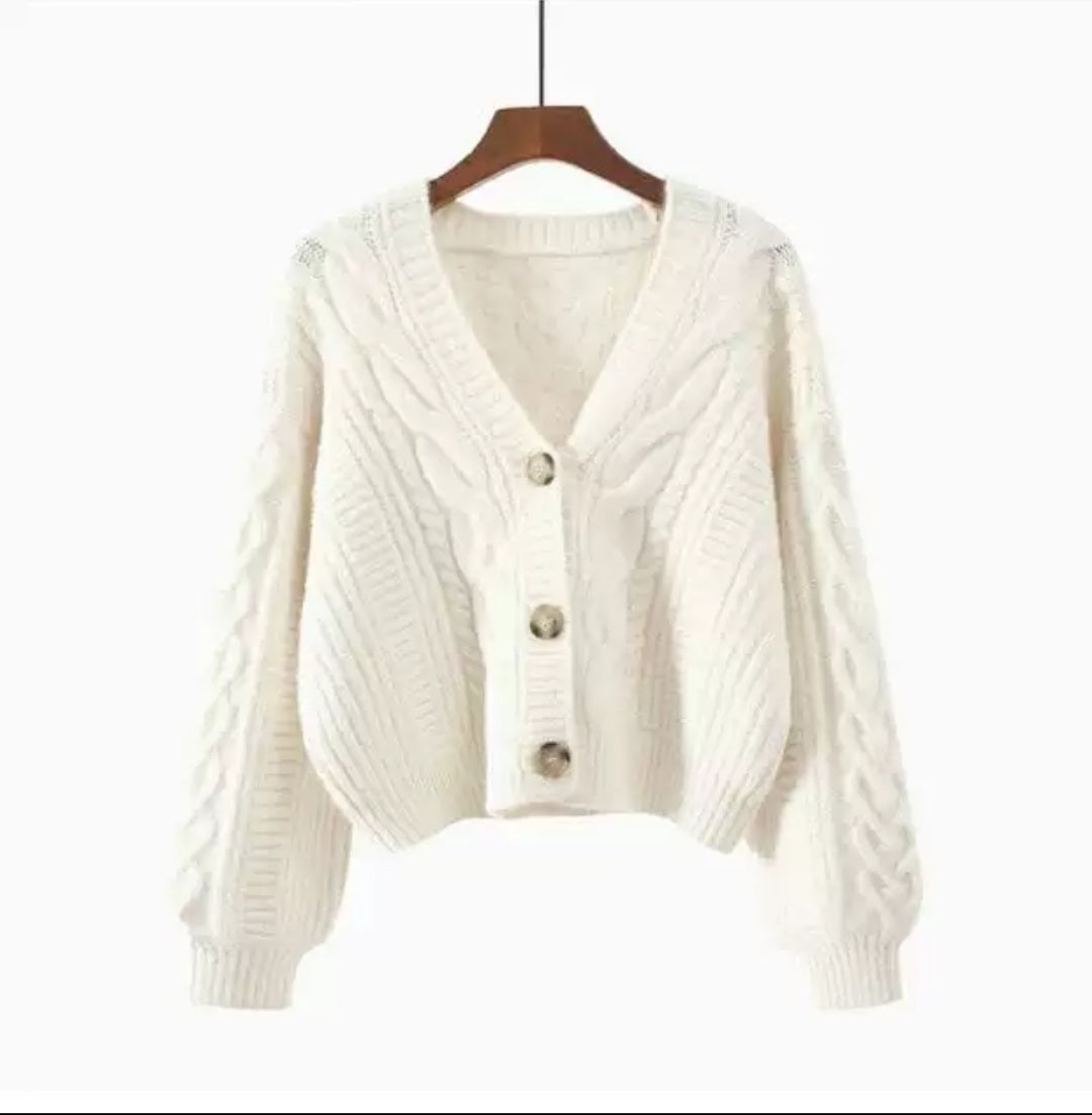 Weisser Cardigan kurz geschnitten – Bequeme Strickjacke mit weiten Ärmeln und hochwertigen Knöpfen – Velora Lux