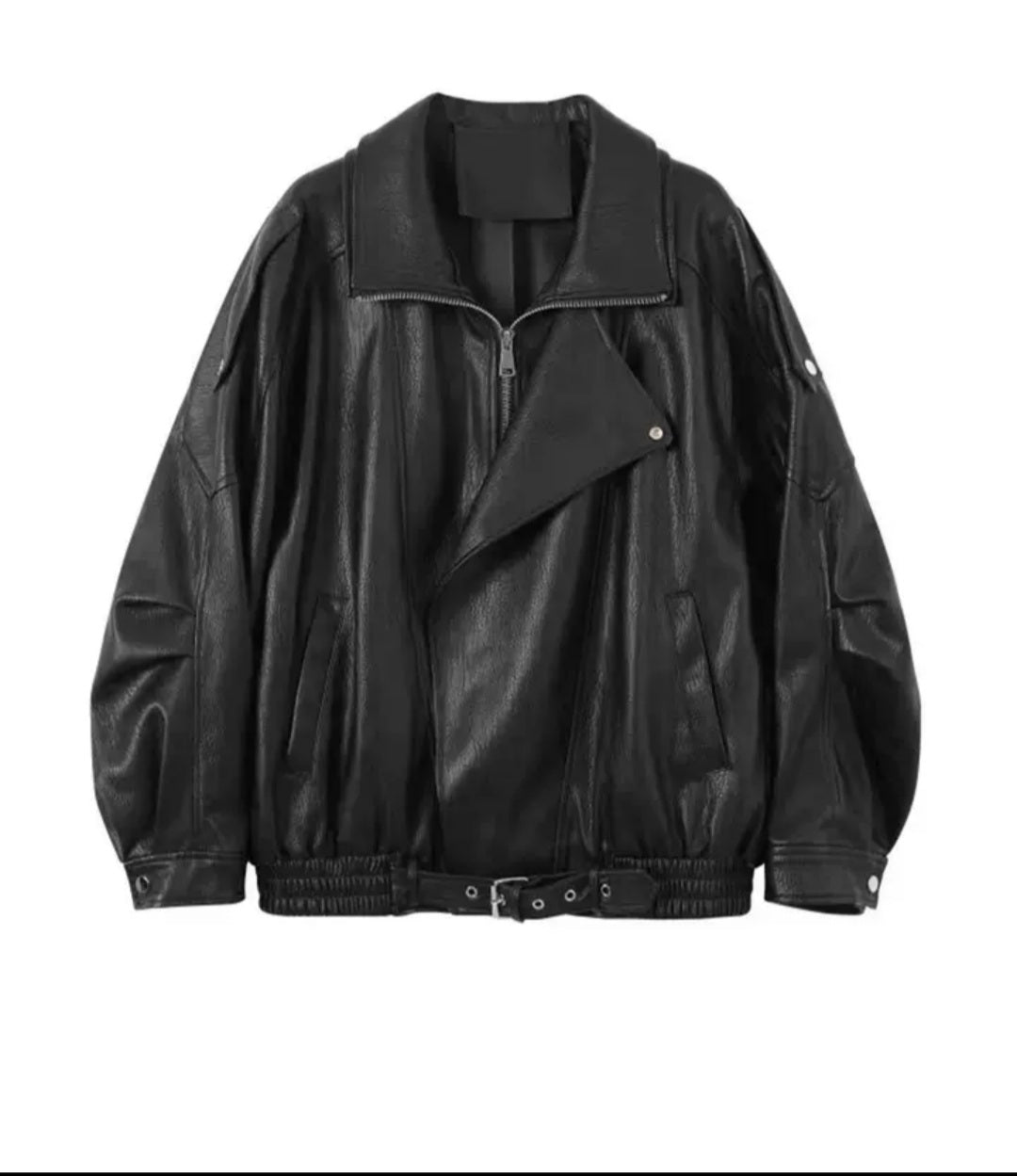 Nahaufnahme der Vintage Biker-Jacke – Hochwertige Leder-Optik mit silbernen Reißverschluss-Details und Gürtel – Velora Lux 