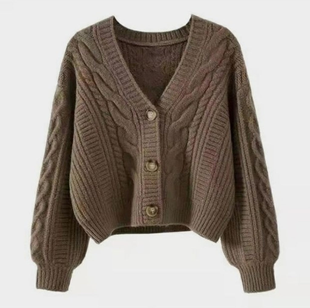 Brauner Cardigan kurz geschnitten – Bequeme Strickjacke mit weiten Ärmeln und hochwertigen Knöpfen – Velora Lux 