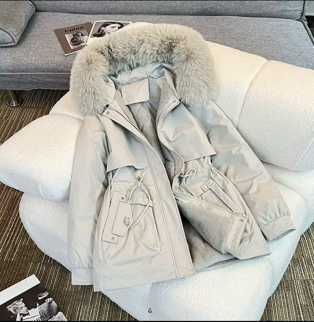 Hellgraue Winterjacke für Damen mit Kunstfell – Hochwertiger Parker mit warmem Innenfutter für kalte Tage – Velora Lux 