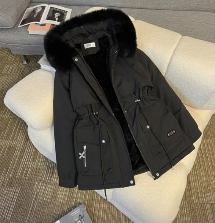 Eleganter Damen Winterparker in Schwarz mit großer Kunstfell-Kapuze – Taillierter Kurzmantel für warme Winter-Outfits – Velora Lux 