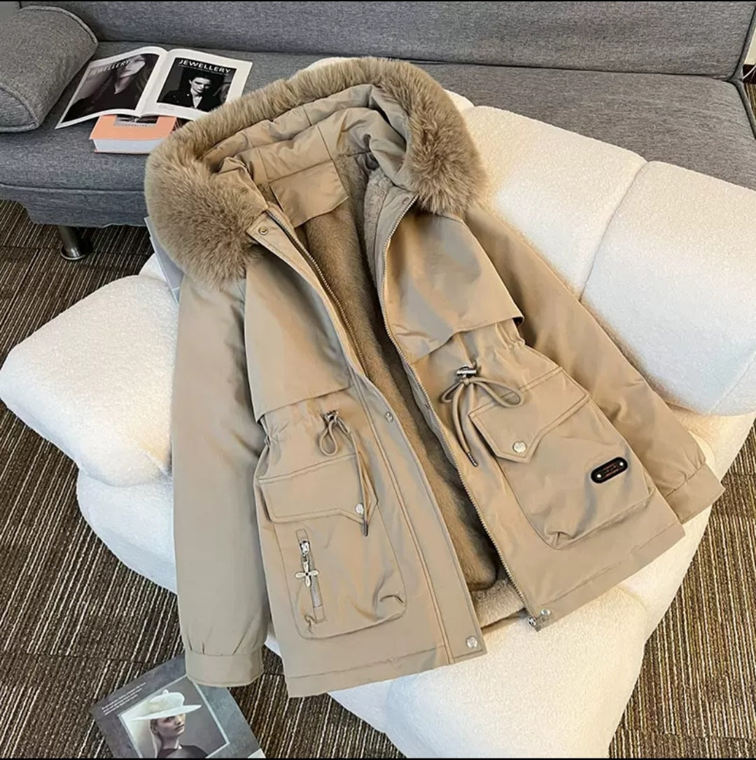 Beiger Damen Winterparker mit flauschiger Kapuze – Detailansicht der Taschen und des verstellbaren Kordelzugs – Velora Lux 