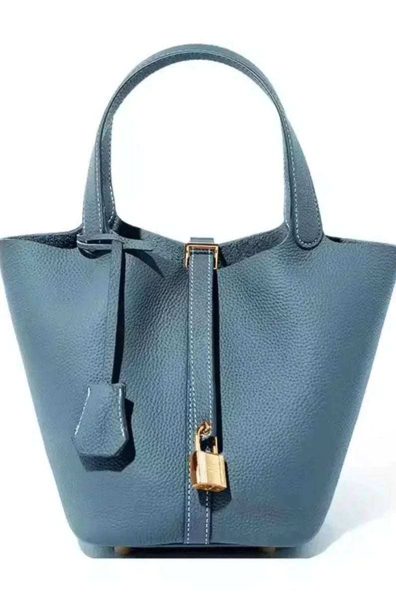 Blauer Leder Bucket Bag für Damen - luxuriöse mit goldenem Schloss an Lederhandtasche - hochwertige Verareitung Bei Velora Lux kaufen